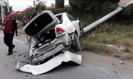 Tráiler se lleva arrastrando un coche en Nuevo Laredo