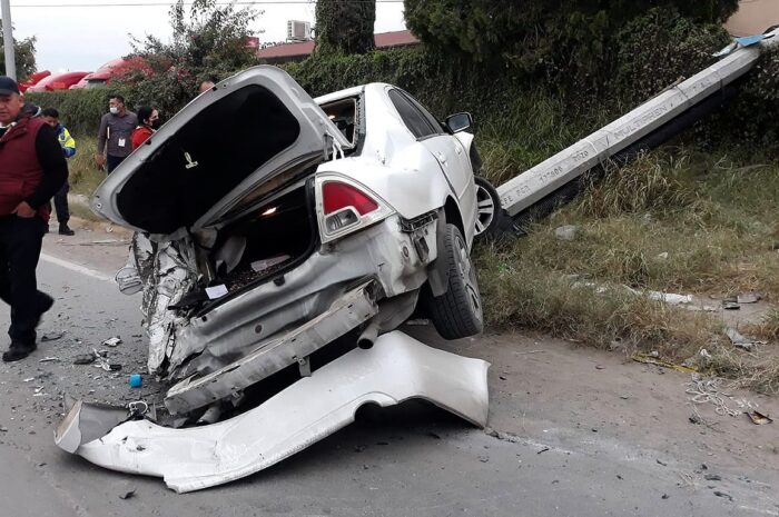 Tráiler se lleva arrastrando un coche en Nuevo Laredo