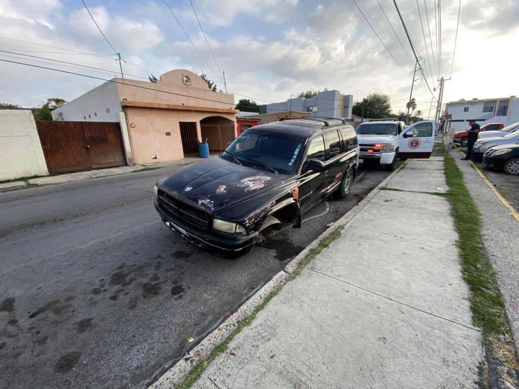 Deja abandonada su camioneta tras estrellarse contra coche en Nuevo Laredo