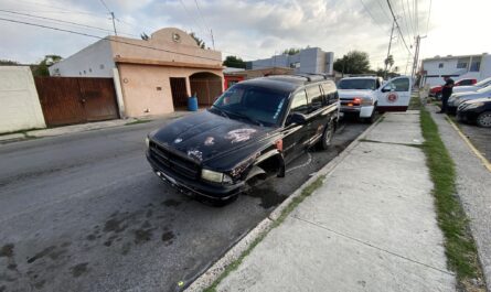 Deja abandonada su camioneta tras estrellarse contra coche en Nuevo Laredo