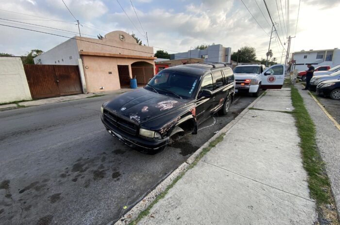 Deja abandonada su camioneta tras estrellarse contra coche en Nuevo Laredo