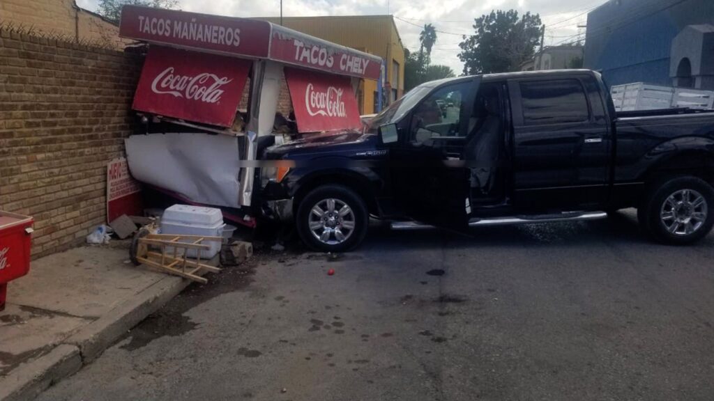 Una mujer herida tras choque de camioneta contra puesto de tacos en Nuevo Laredo