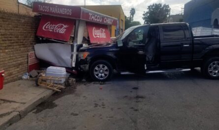 Una mujer herida tras choque de camioneta contra puesto de tacos en Nuevo Laredo