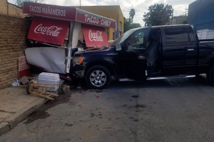 Una mujer herida tras choque de camioneta contra puesto de tacos en Nuevo Laredo