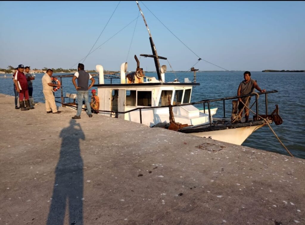 Rescatan a pescadores en La Pesca, Soto La Marina; llevaban 3 meses a la deriva