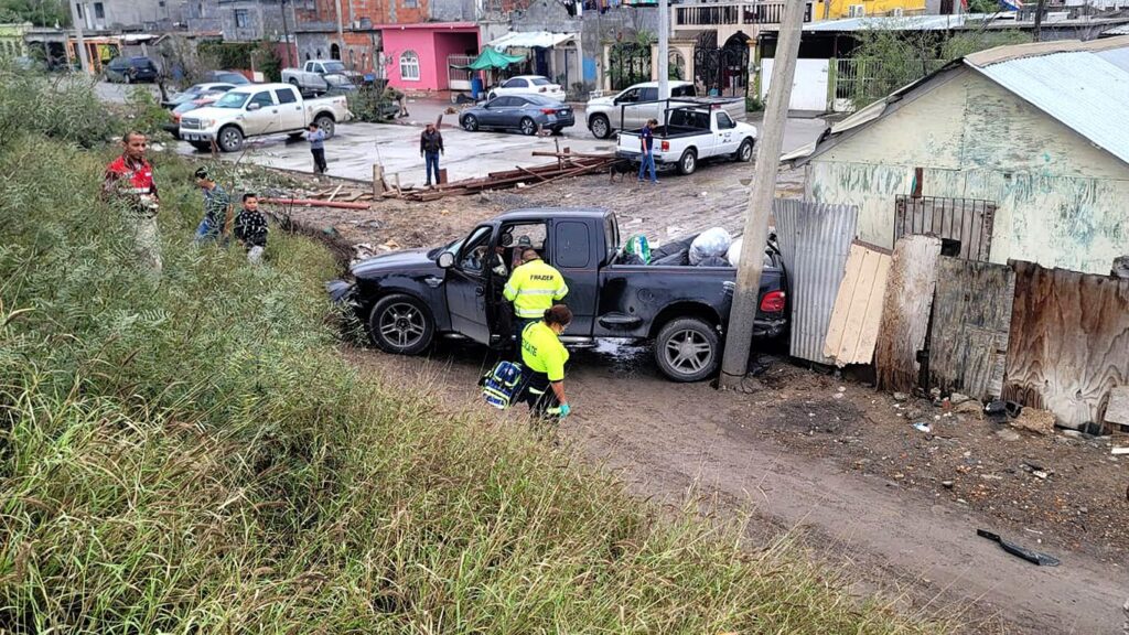 Adulto mayor se sale de la carretera y choca contra casa en Nuevo Laredo