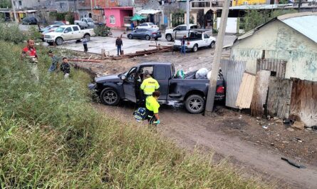 Adulto mayor se sale de la carretera y choca contra casa en Nuevo Laredo