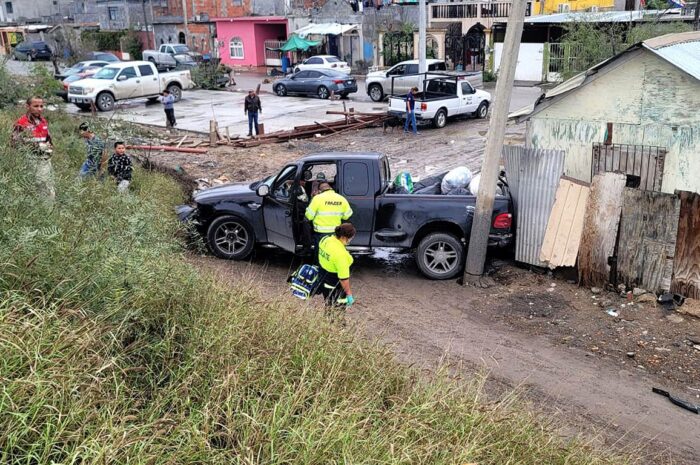 Adulto mayor se sale de la carretera y choca contra casa en Nuevo Laredo