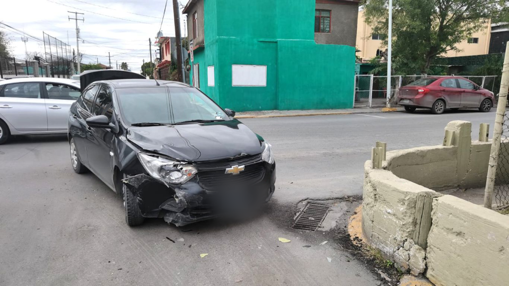 Choca contra un coche tras pasarse un alto en Nuevo Laredo