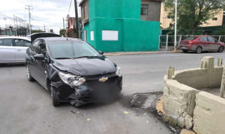 Choca contra un coche tras pasarse un alto en Nuevo Laredo