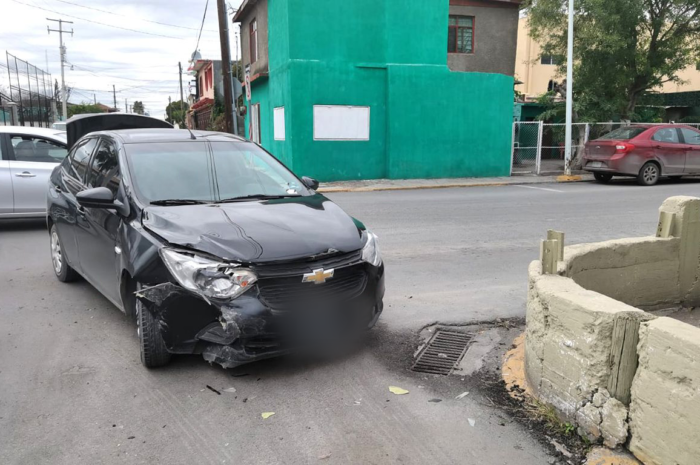 Choca contra un coche tras pasarse un alto en Nuevo Laredo