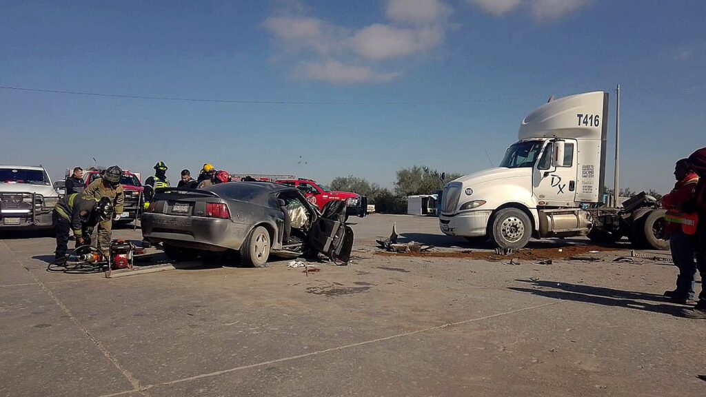 Choque entre auto y tráiler deja dos heridos en Nuevo Laredo