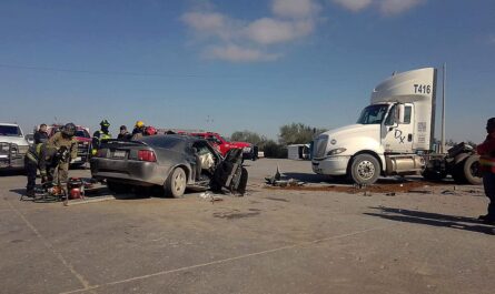 Choque entre auto y tráiler deja dos heridos en Nuevo Laredo