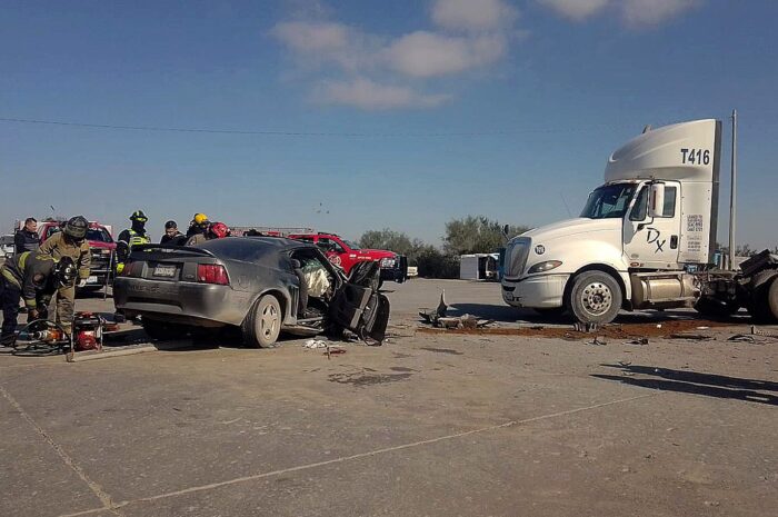 Choque entre auto y tráiler deja dos heridos en Nuevo Laredo