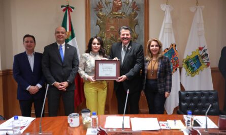 Entrega Gobierno de Nuevo Laredo reconocimiento al mayor Pete Saenz