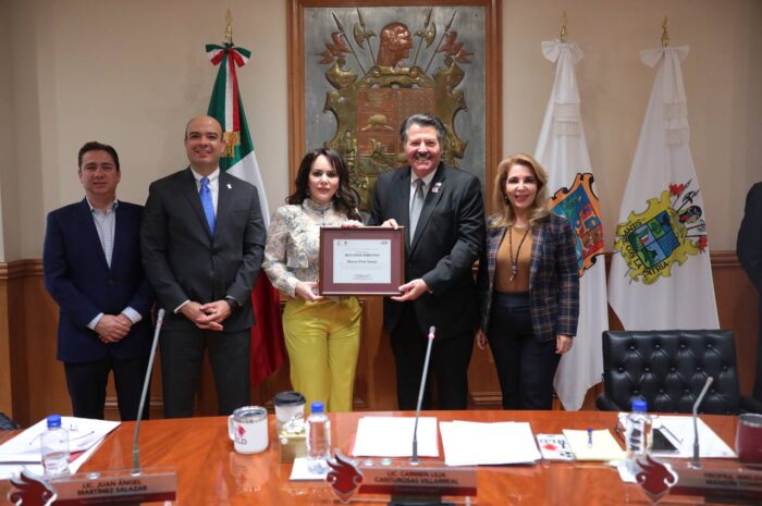 Entrega Gobierno de Nuevo Laredo reconocimiento al mayor Pete Saenz