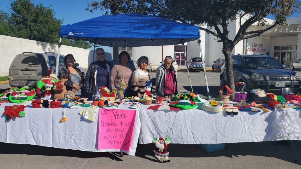 Ofrecen abuelitos de Casa Club del DIF Nuevo Laredo artículos elaborados en su taller