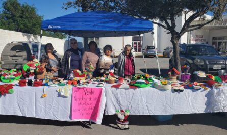 Ofrecen abuelitos de Casa Club del DIF Nuevo Laredo artículos elaborados en su taller