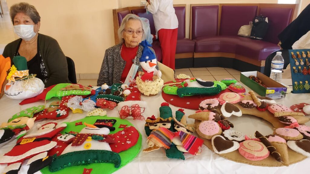 Ofrecen abuelitos de Casa Club del DIF Nuevo Laredo artículos elaborados en su taller