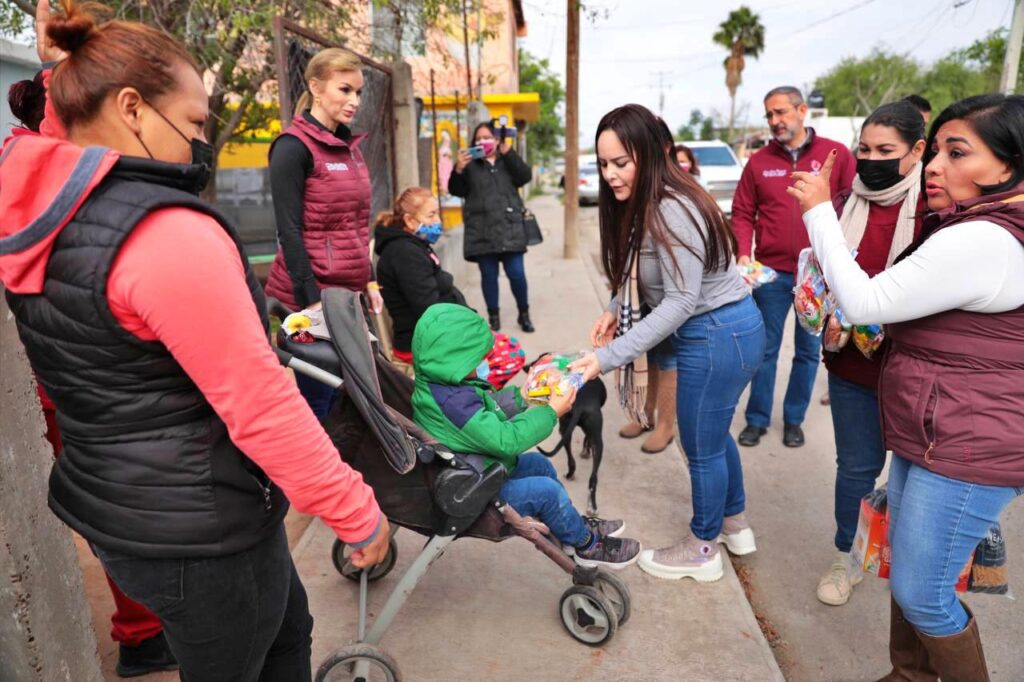 Entrega Nuevo Laredo y DIF abrigos, despensas y juguetes a población de bajos recursos