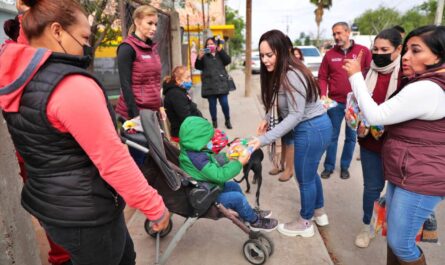 Entrega Nuevo Laredo y DIF abrigos, despensas y juguetes a población de bajos recursos