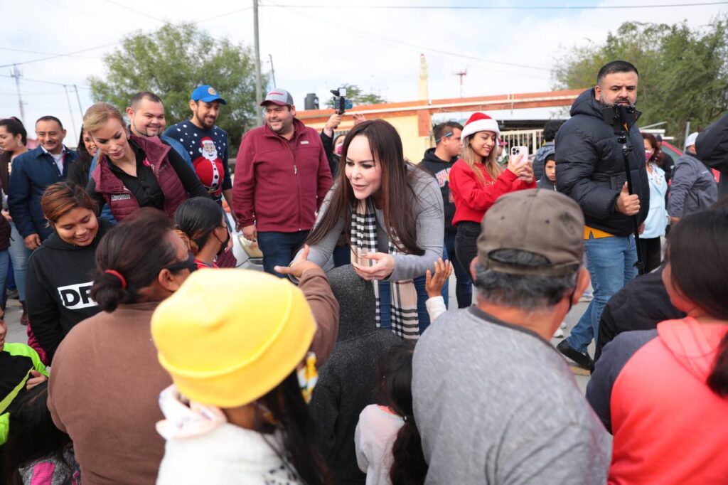 Entrega Nuevo Laredo y DIF abrigos, despensas y juguetes a población de bajos recursos