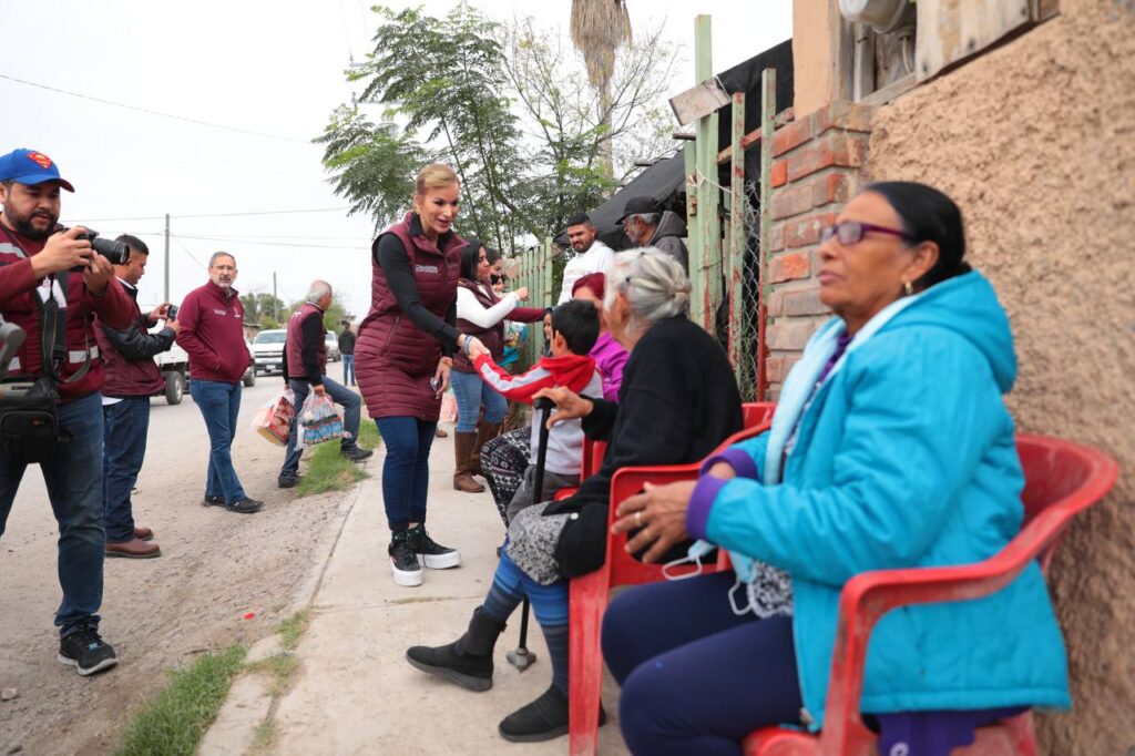 Entrega Nuevo Laredo y DIF abrigos, despensas y juguetes a población de bajos recursos