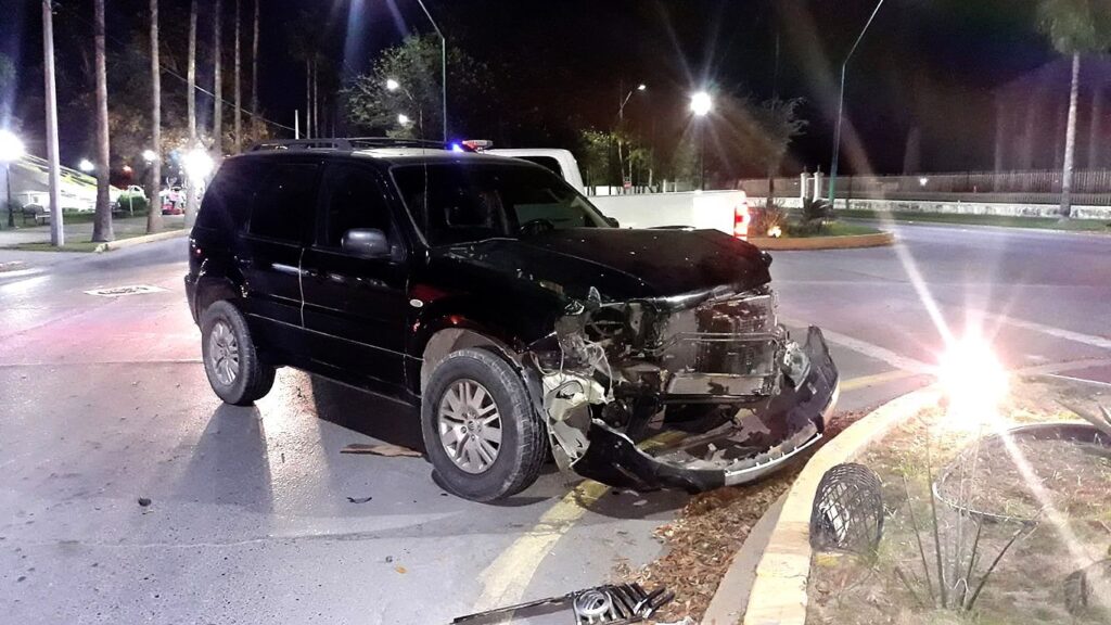 Provoca colisión tras invadir carril en Nuevo Laredo