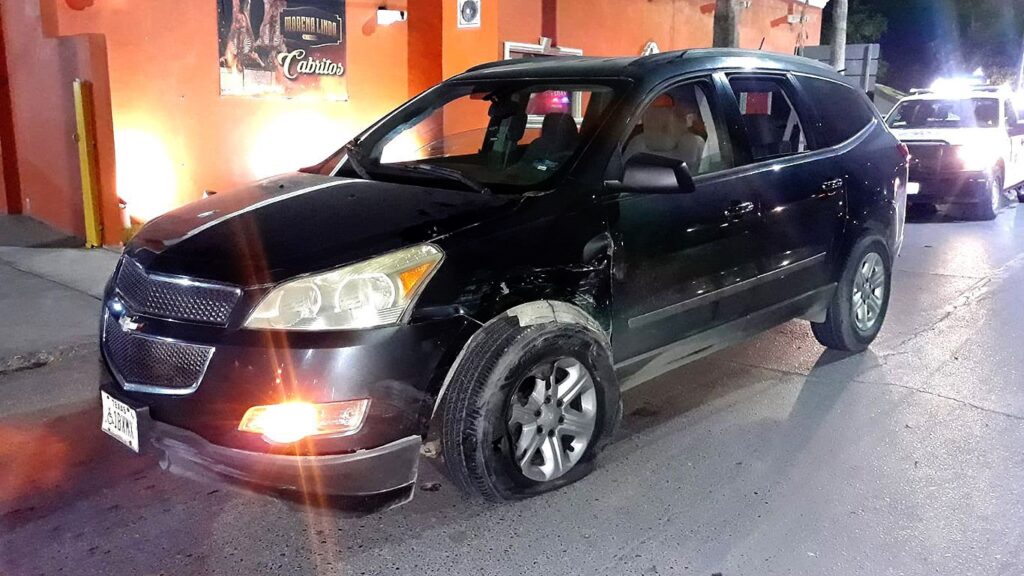 Provoca colisión tras invadir carril en Nuevo Laredo