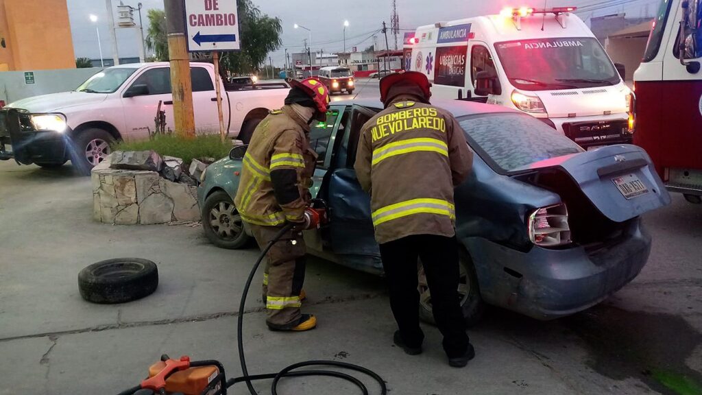 Tras choque, mujer queda atrapada y herida en su auto en Nuevo Laredo