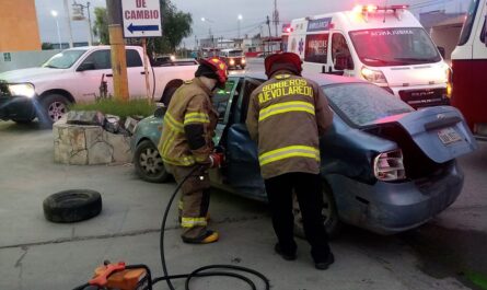 Tras choque, mujer queda atrapada y herida en su auto en Nuevo Laredo