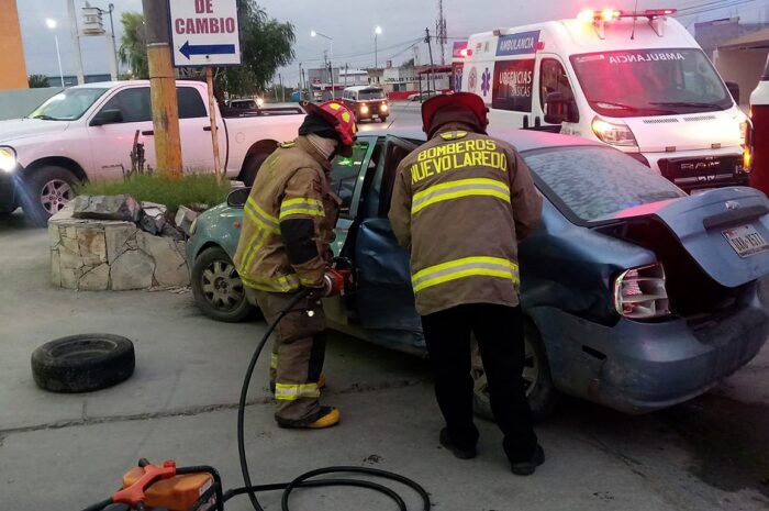 Tras choque, mujer queda atrapada y herida en su auto en Nuevo Laredo