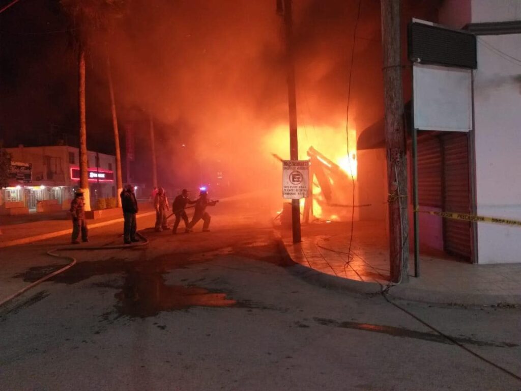 Fuerte incendio en Díaz Ordaz arrasa con viviendas y locales