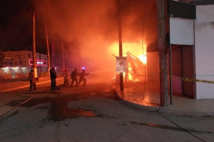 Fuerte incendio en Díaz Ordaz arrasa con viviendas y locales