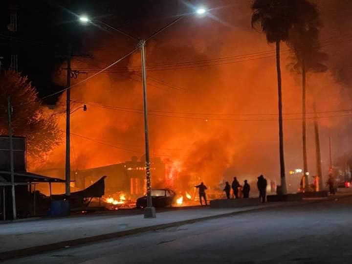 Fuerte incendio en Díaz Ordaz arrasa con viviendas y locales