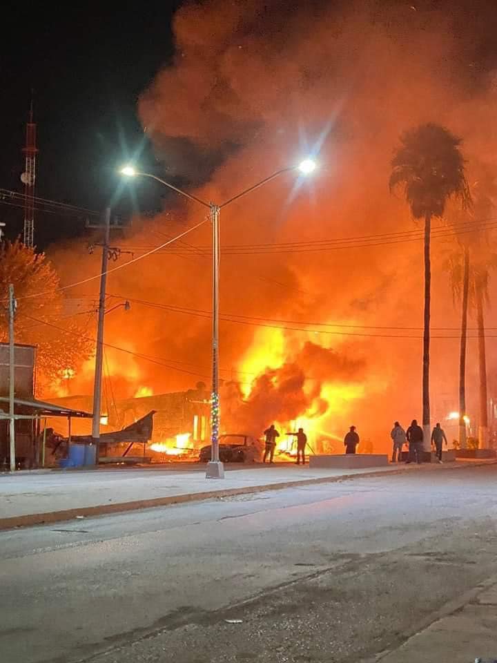 Fuerte incendio en Díaz Ordaz arrasa con viviendas y locales