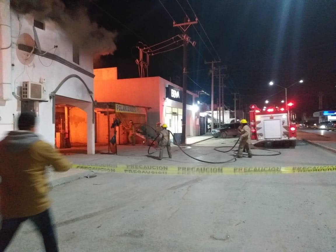 Fuerte incendio en Díaz Ordaz arrasa con viviendas y locales