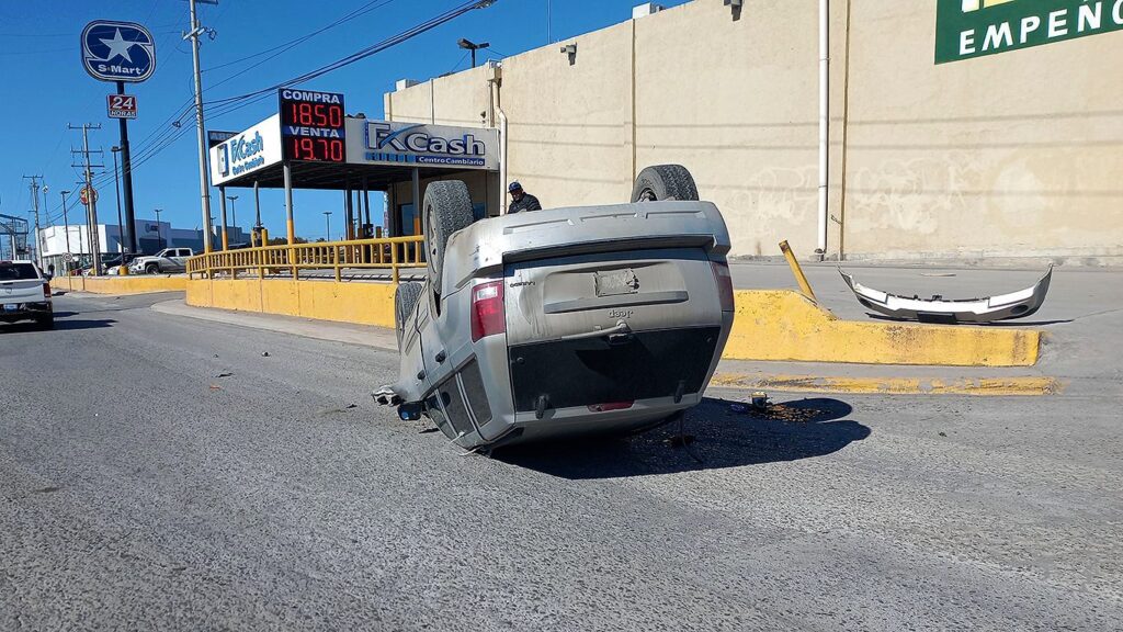 Volcadura en Nuevo Laredo deja un hombre herido