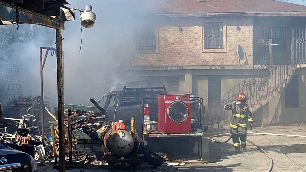 Dos camionetas y un inmueble dañado tras incendio en Nuevo Laredo