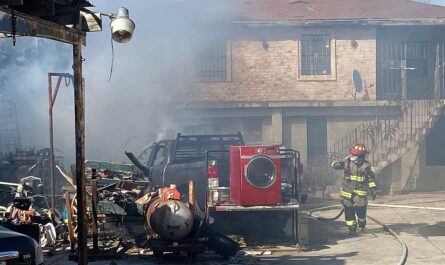 Dos camionetas y un inmueble dañado tras incendio en Nuevo Laredo