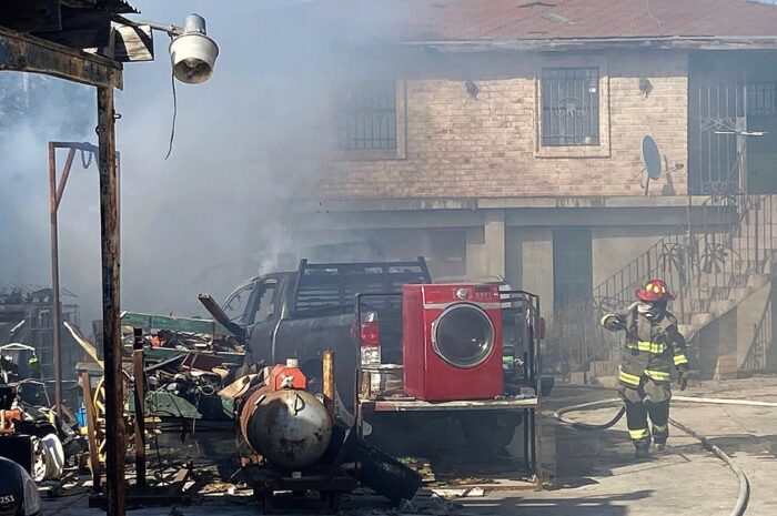 Dos camionetas y un inmueble dañado tras incendio en Nuevo Laredo