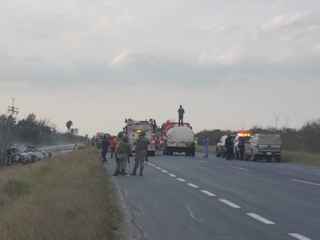 Vuelca pipa en la Matamoros-Reynosa; muere calcinado el chofer y hay 3 heridos