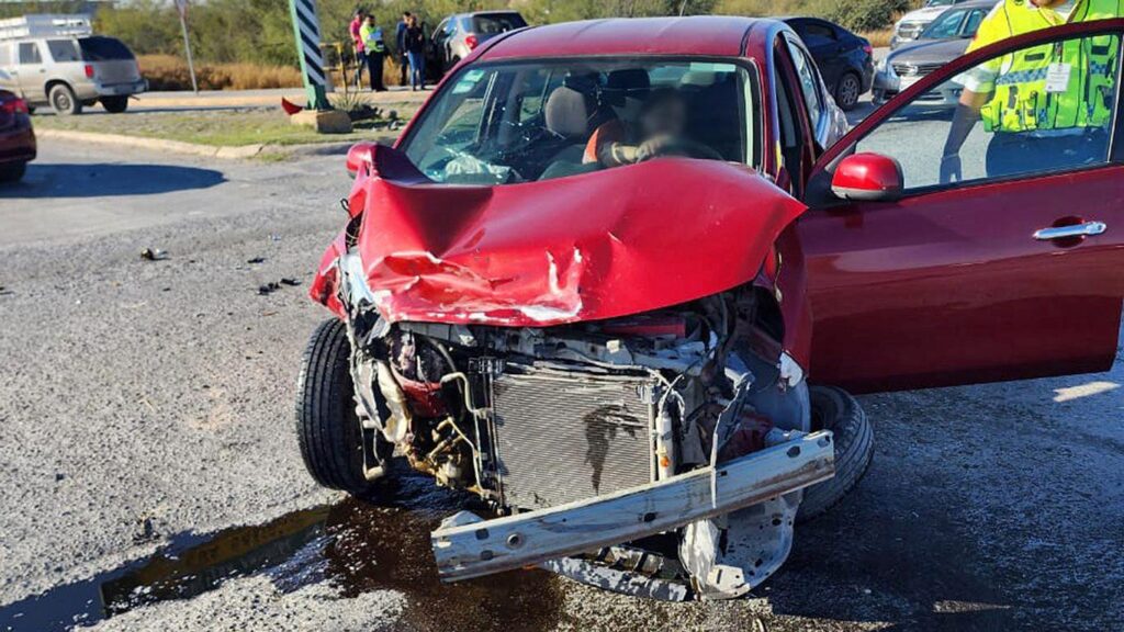 Ignora el rojo y provoca fuerte choque en Nuevo Laredo