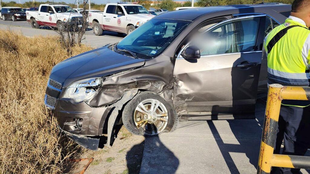 Ignora el rojo y provoca fuerte choque en Nuevo Laredo