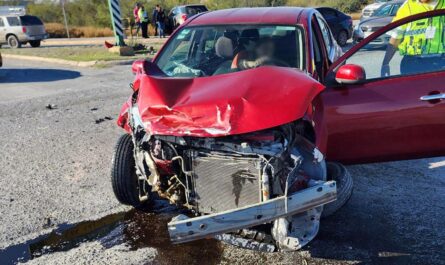 Ignora el rojo y provoca fuerte choque en Nuevo Laredo