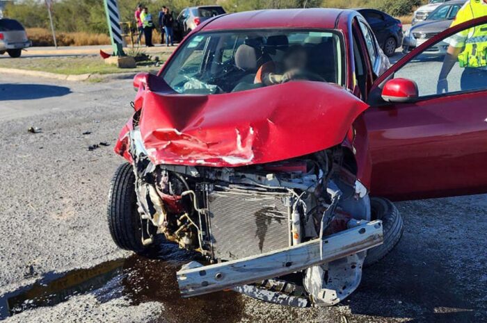 Ignora el rojo y provoca fuerte choque en Nuevo Laredo