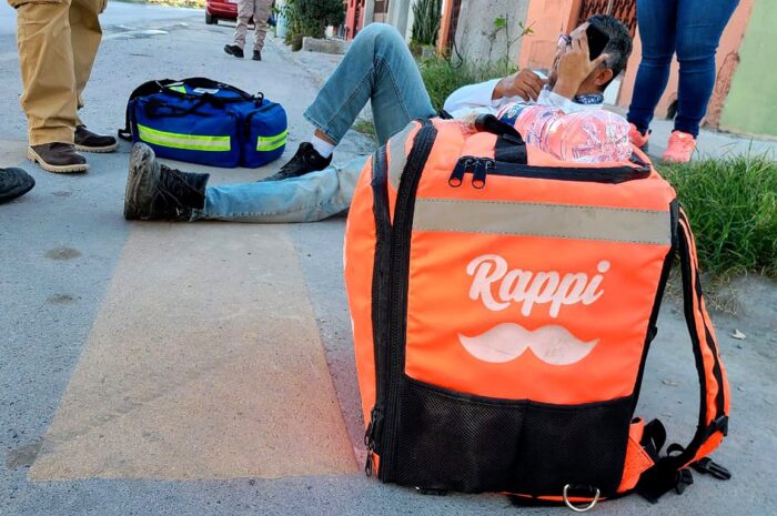 Repartidor resulta herido tras chocar contra una camioneta en Nuevo Laredo