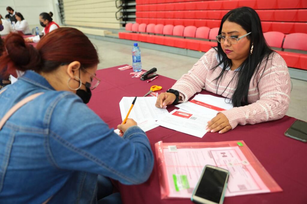 Inició entrega de tarjetas de beca UNE en Nuevo Laredo