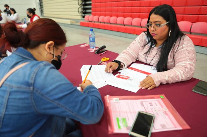 Inició entrega de tarjetas de beca UNE en Nuevo Laredo