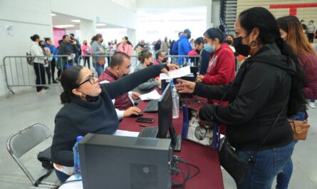 Amplían plazo de entrega para tarjetas de beca UNE en Nuevo Laredo